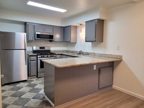 Floor plan for 2 beds, 2 baths, 902 sqft